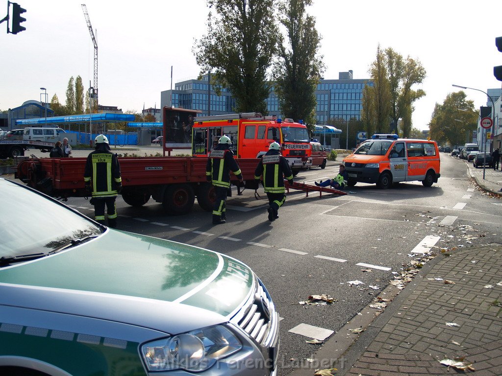 Schwerer VU Notarzt Pkw Koeln Ehrenfeld Weinsbergstr Oskar 118.JPG